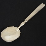 METAL PRATEADO, uma (1) antiga colher de servir, punção parcial de manufatura francesa, cabo ornado comfrisos, concavidade da concha octogonal, medindo 20 cm comprimento, sinais de uso, vide foto.