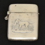 PRATA PORTUGUESA, uma (1) antiga fosforeira, ornamentação relevada com cão de caça, punções: Javali II(ensaiador da contrastaria do Porto em uso entre 1887 e 1937) e marca de ourives não identificada, peso aproximado 23gr., sinais de uso, vide foto.