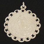 JOIA SACRA PORTUGUESA, uma (1) antiga medalha de Nossa Senhora da Conceição, apresenta-se de pé sobrenuvens, anjos em torno, sol irradiado, punções portugueses próximo a argola (argola partida em um dos lados), versocom localização e datação Cascais 8-12-1908, gravado a buril, medindo 6,5 cm diâmetro, peso aproximado 20 gr., sinaisde uso, vide foto.