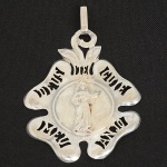 JOIA SACRA PORTUGUESA, uma (1) antiga medalha representando trevo de quatro folhas com legenda vazadaDeus Guie Meu Anjo, parte central com figura de menina, punções portugueses de contrastaria e ourives, medindo 6,5 x5,5 cm, peso aproximado 7,2 gr., sinais de uso, vide foto.