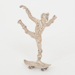 PRATA ITALIANA, uma (1) escultura figurativa representando esqueitista, maciça, puncionada 925 milésimos emarca de ourives registrado na Província de Arezzo, medindo 7,5 cm altura, peso aproximado 33 gr., vide foto.