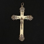 PRATA SACRA PORTUGUESA, um (1) crucifixo com cruz em madrepérola, Cristo e ponteiras vazadas em âncora,coração, cruz e elementos vegetalistas em prata, contraste de ourives português na argola, medindo 11 x 6,5 cm, pesototal aproximado 20 gr., sinais de uso, vide foto.
