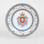 PORCELANA PORTUGUESA, um (1) pequeno bowl, ornamentação policromada com brasão de armas português,borda com faixas na tonalidade azul e guirlandas florais, arremates a ouro, marca NG-Portugal, medindo 12 cmdiâmetro, vide foto.