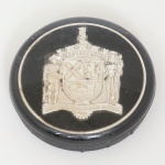 VEÍCULO, uma (1) antiga peça central do volante, modelo dito cálice, com emblema da cidade de São Bernardo doCampo e a legenda em latim Paulistarum Terra Mater (mãe da terra paulistana), presente em fuscas brasileirosproduzidos entre 1959 e 1966, homenagem da Volkswagen do Brasil, cuja fábrica na época era em São Bernardo,medindo 6 cm, sinais de uso, vide foto.