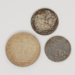 NUMISMÁTICA, Portugal, três (3) moedas em PRATA: 1000 reis 1854; 2 e 1/2 escudos, data apagada; 5 escudos1947, todas circuladas as duas menores com bastantes sinais de uso, peso total aproximado 12,5 gr., vide foto.