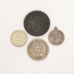 NUMISMÁTICA, Estrangeira, quatro (4) moedas em PRATA: 5 francos franceses de 1960; 1/2 franco Suíço de1957; 10 cents de dólar de 1941 (com argola soldada na serrilha); 50 centavos de Honduras de 1932, todas circuladas,peso total aproximado 23 gr.