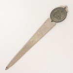 DIVERSOS, uma (1) antiga espátula para abrir correspondências, confeccionada em metal, propaganda daEQUITATIVA (antiga companhia de seguros), medindo 19 cm comprimento, sinais de uso, vide foto.