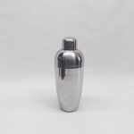 Coqueteleira IKEA em metal prateado. Alt. 21cm.