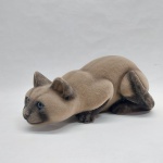 "Gato na espreita", escultura em gesso revestido em papel camurçado. Comp. 29 cm.