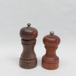 Dois moedores em madeira para pimenta. Alt. 11e 13 cm.