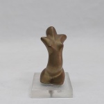 "Dorso feminino", escultura em bronze. Alt. 9 cm.