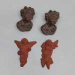 Quatro anjos querubins em estuque e barro cozido. Um deles faltando uma asa. Med. 9,5 e 10,5 cm.