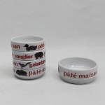 Cinco potes para patê em porcelana branca decorada com nomes de diversos tipos de patê. Diam. 8 a 9,5 cm.