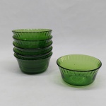 Dez potes para sobremesa em vidro verde, borda moldada com gomos. Marcado COLOREX. Diam. 10 cm.