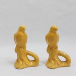 Par de pássaros em porcelana amarela. Alt. 14 cm.