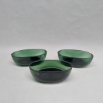 Três petisqueiras em vidro verde, manufaturadas a partir de fundo de garrafas. Comp. 15 cm.