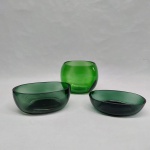 Três petisqueiras em vidro verde, manufaturadas a partir de fundo de garrafas. Alt. 4 a 10 cm.