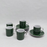 Seis xícaras e 5 pires para café em porcelana branca e verde. Marcado GERMER. Total: 11 peças.