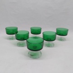 Seis potes para sobremesa, bojo em vidro verde, haste e base redonda em vidro translúcido. Alt. 8 cm.