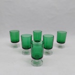 Seis copos para vinho, bojo em vidro verde, haste e base redonda em vidro translúcido. Alt. 9,5 cm.