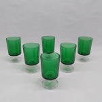 Seis copos para água, bojo em vidro verde, haste e base redonda em vidro translúcido. Alt. 11,5 cm.