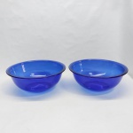 Par de bowls em vidro azul. Um deles com pequeno lascado na borda. Med. 10 x 26 cm.