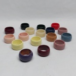 Dezessete porta guardanapos em acrílico, diversas cores. Alguns com sinais de uso. Diam. 5 cm