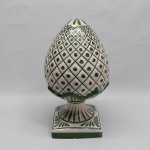 Pinha em cerâmica esmaltada nas cores branca e verde. Marcada LUIZ SALVADOR - ITAIPAVA. Pequenos lascados na base. Alt. 32 cm.