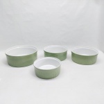 Quatro refratários redondos em porcelana branca e verde, bojo canelado. Marcados SCHMIDT. Diam. 16 a 22 cm.