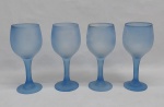 Quatro taças para vinho em vidro azul satinê, base redonda, haste e bojo lisos. Alt. 17 cm.