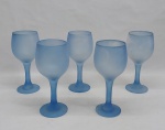 Cinco taças para vinho em vidro azul satinê, base redonda, haste e bojo lisos. Alt. 17 cm.