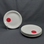 Quatro pratos para sobremesa em porcelana branca, borda decorada com linha verde, círculo vermelho. Marcados SCHMIDT - MESBLA. Diam. 19 cm.