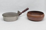 Duas peças decorativas: A) Cata migalhas em metal prateado, cabo em madeira. Desgaste na prateação. Comp. 26 cm. B) Bowl em cobre. Diam. 15 cm.