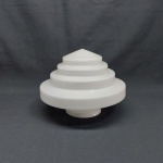 Cúpula em vidro leitoso. Estilo ART DECO. Com quebrado na base. Med. 18 x 22 cm.