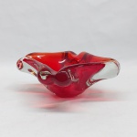 Cinzeiro em vidro vermelho no estilo Murano. Med. 6 x 17 cm.