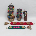 Cinco sinetas em metal prateado e dourado, decoradas com flores e cogumelos pintados a mão. Prateação oxidada.   Alt. 4 a 9 cm.