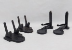 Quatro suportes em madeira para xícara e pires para café. Alt. 9 e 12 cm.