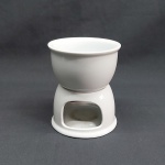 Mini fondue á vela em porcelana branca. Duas peças.  Alt. 13,5 cm.