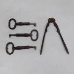 Quatro peças em metal: três chaves antigas e quebra nozes com desgaste na prateação. Med. 10 a 14 cm.