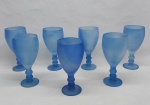 Sete taças para água em vidro azul satinê, base redonda haste com gomos e bojo liso. Alt. 19 cm.