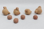 Oito peças em barro cozido, representando galinhas e esferas decorativas. Peças transpassadas  para montagem de móbile. Desgaste na pintura dos bicos. Med. 1,5 e  4 cm.