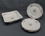Cinco peças em porcelana polonesa na cor branca decorada com linha,  volutas e acantos dourados na borda, aplicada com flores e folhagens coloridas: quatro pratos de sobremesa e travessa quadrada. Desgaste na douração. Travessa com rachado na borda. Marcada KPM. Med. travessa 21 x 21 cm.