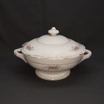 Sopeira redonda com duas alças em porcelana polonesa na cor branca, decorada com linhas, volutas, acantos e grinaldas, aplicada com flore e folhagens coloridas. Desgaste na douração. Marcada KPM. Med. 20 x 26 cm.