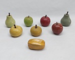 Oito frutas coloridas esculpidas em madeira. Alt. 5 a 9,5 cm.
