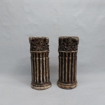 Par de velas no formato de colunas gregas. Alt. 25 cm.