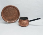 Panela redonda bojuda e bandeja em metal cobreado martelado. cabo em madeira. Diam. 14 e 25 cm.