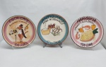 Três pratos em cerâmica colorida, decorados com pratos icónicos de restaurantes cariocas pintados a mão. Diam. 27 cm.