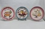 Três pratos em cerâmica colorida, decorados com pratos icónicos de restaurantes cariocas pintados a mão. Diam. 27 cm.