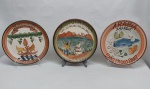 Três pratos em cerâmica colorida, decorados com pratos icónicos de restaurantes cariocas pintados a mão. Diam. 27 cm.