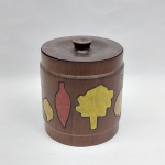 Pote c/ tampa cilíndrico em madeira, bojo decorado com folhagens coloridas estilizadas. Tampa com lascados na borda. Alt. 16 cm.